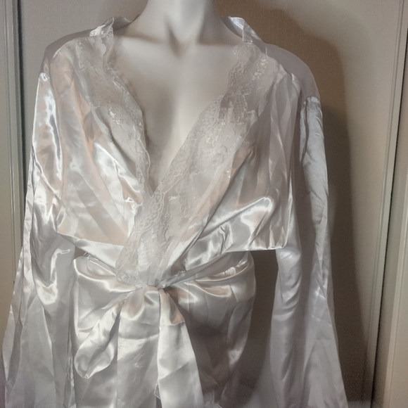 MUSIC LEGS White Satin & Lace Robe Queen Size - Picture 6 of 7